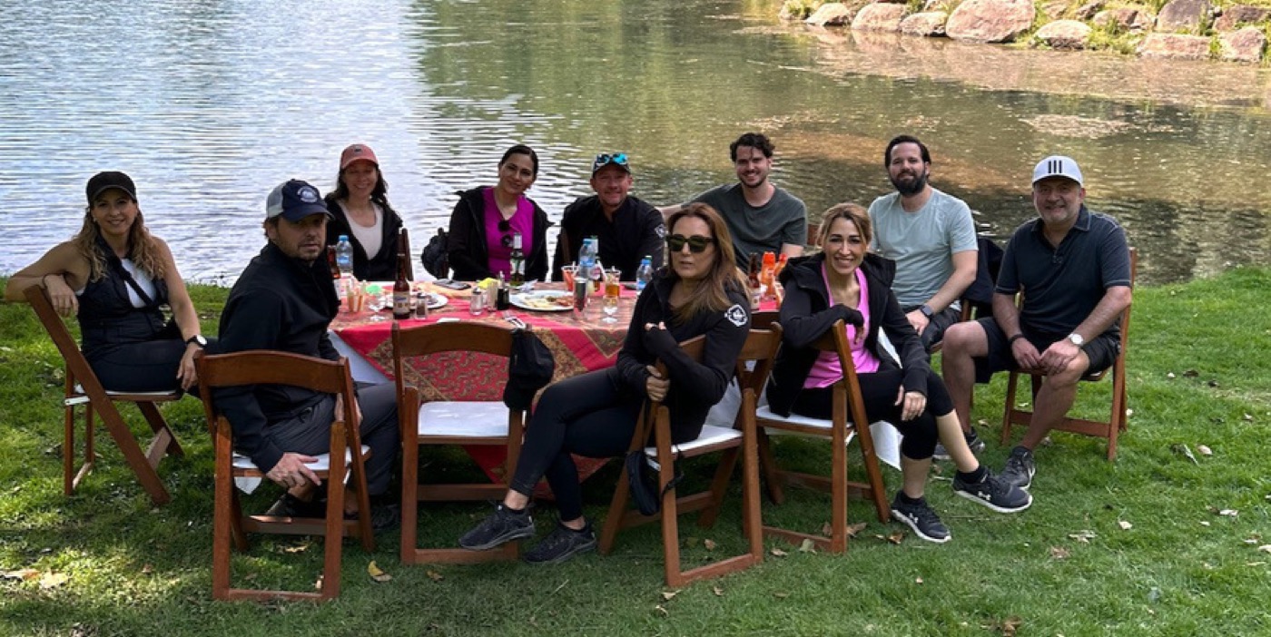Equipo reunido en una sesión de integración junto a un lago