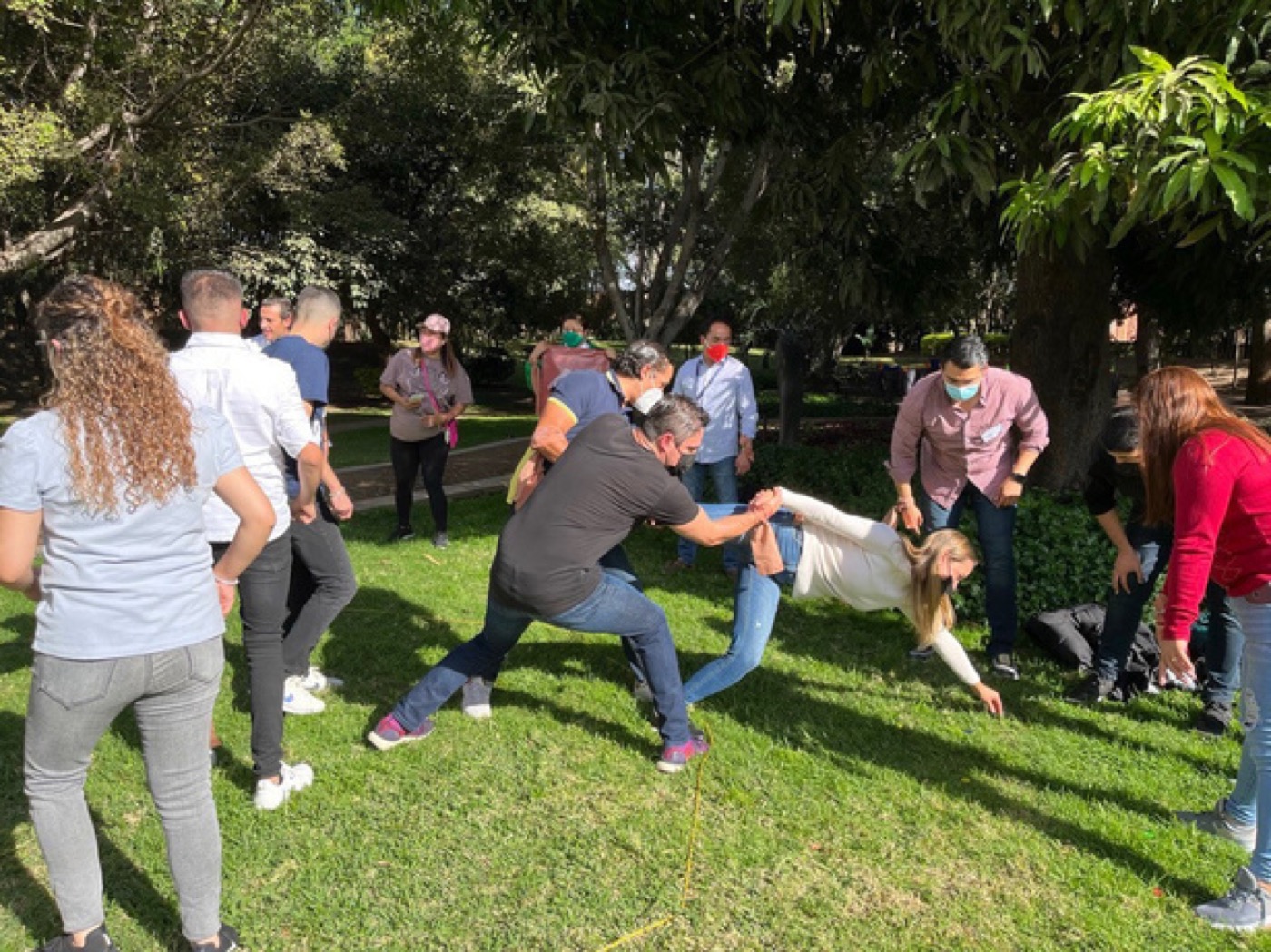 Participantes en una dinámica de confianza al aire libre